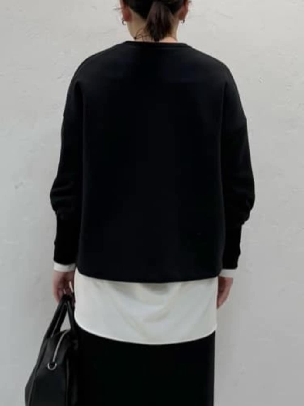 ホワイト系のシャツ/ブラウス、ブラック系のスカート、ブラック系のTシャツ/カットソーを着用したレディースの冬コーディネートの6枚目の写真