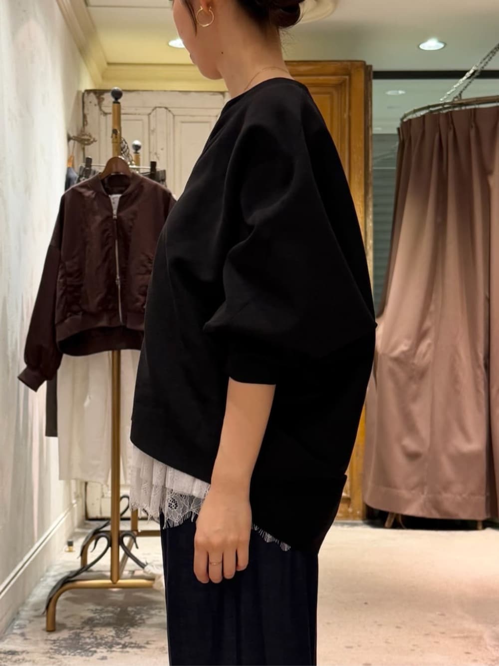 ブラック系のカーディガン/ボレロ、ブルー系のその他パンツ、ホワイト系のタンクトップを着用したレディースの秋コーディネートの6枚目の写真