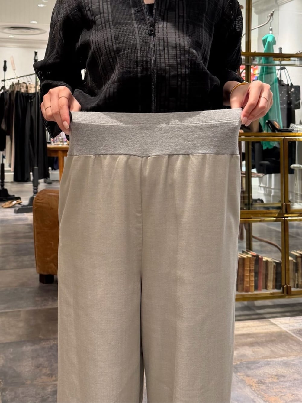 グレー系のその他パンツ、ブラック系のブルゾンを着用したレディースの夏コーディネートの5枚目の写真