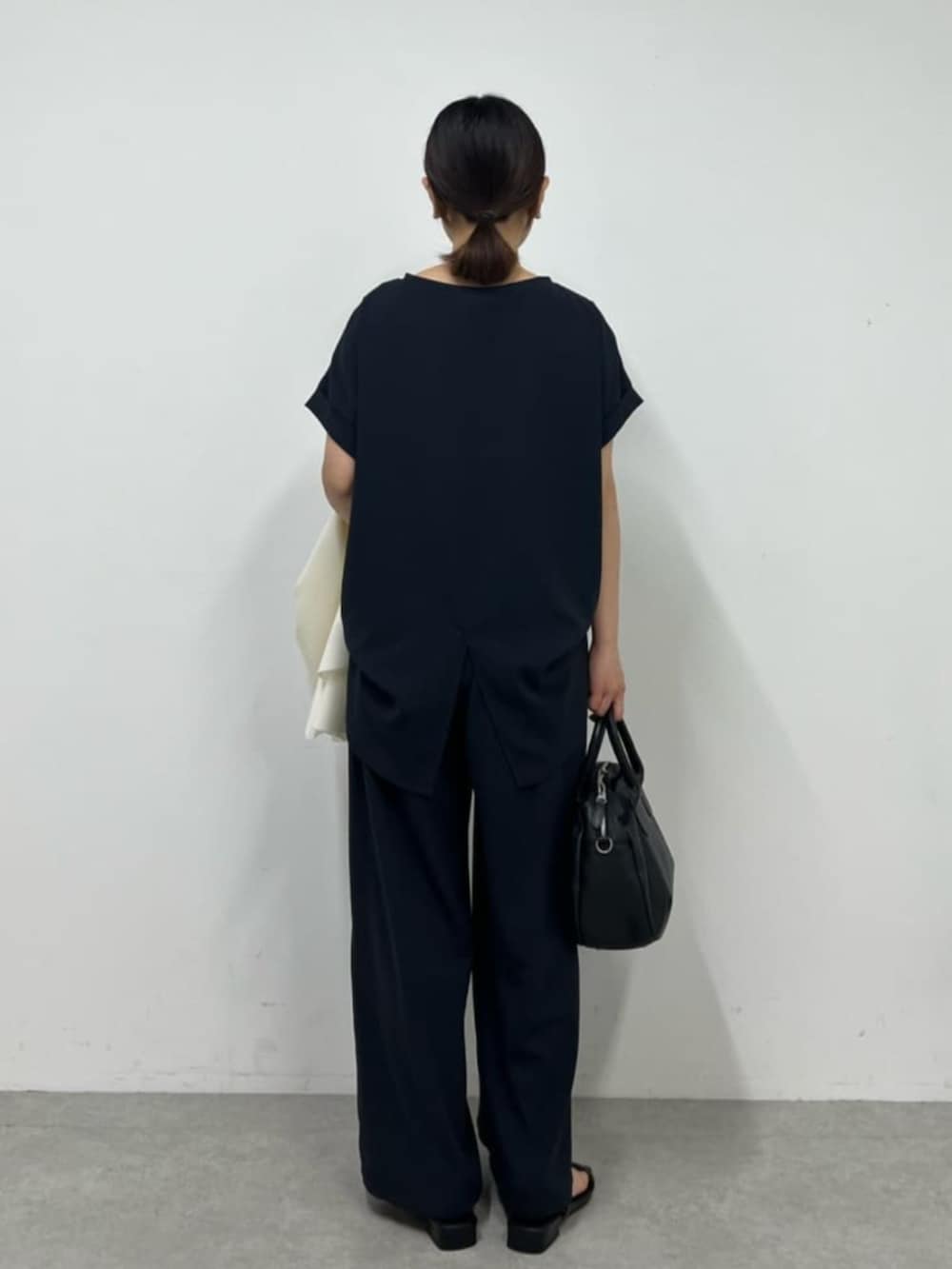 ブラック系のボストンバッグ、ブルー系のシャツ/ブラウス、ブルー系のその他パンツを着用したレディースの春コーディネートの4枚目の写真