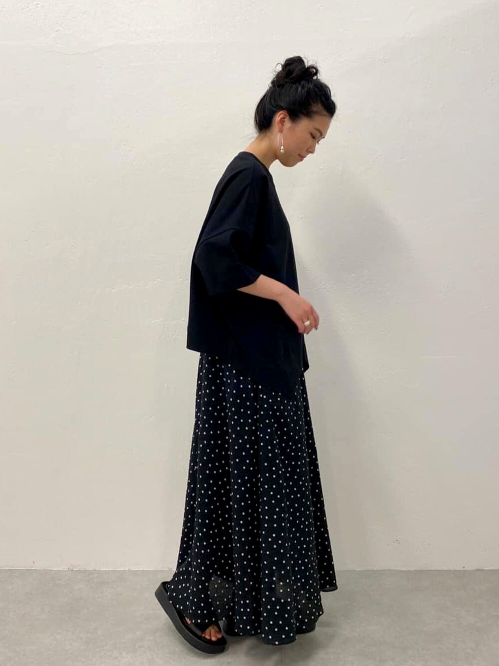 ブラック系のTシャツ/カットソー、ブラック系のスカートを着用したレディースの春コーディネートの2枚目の写真