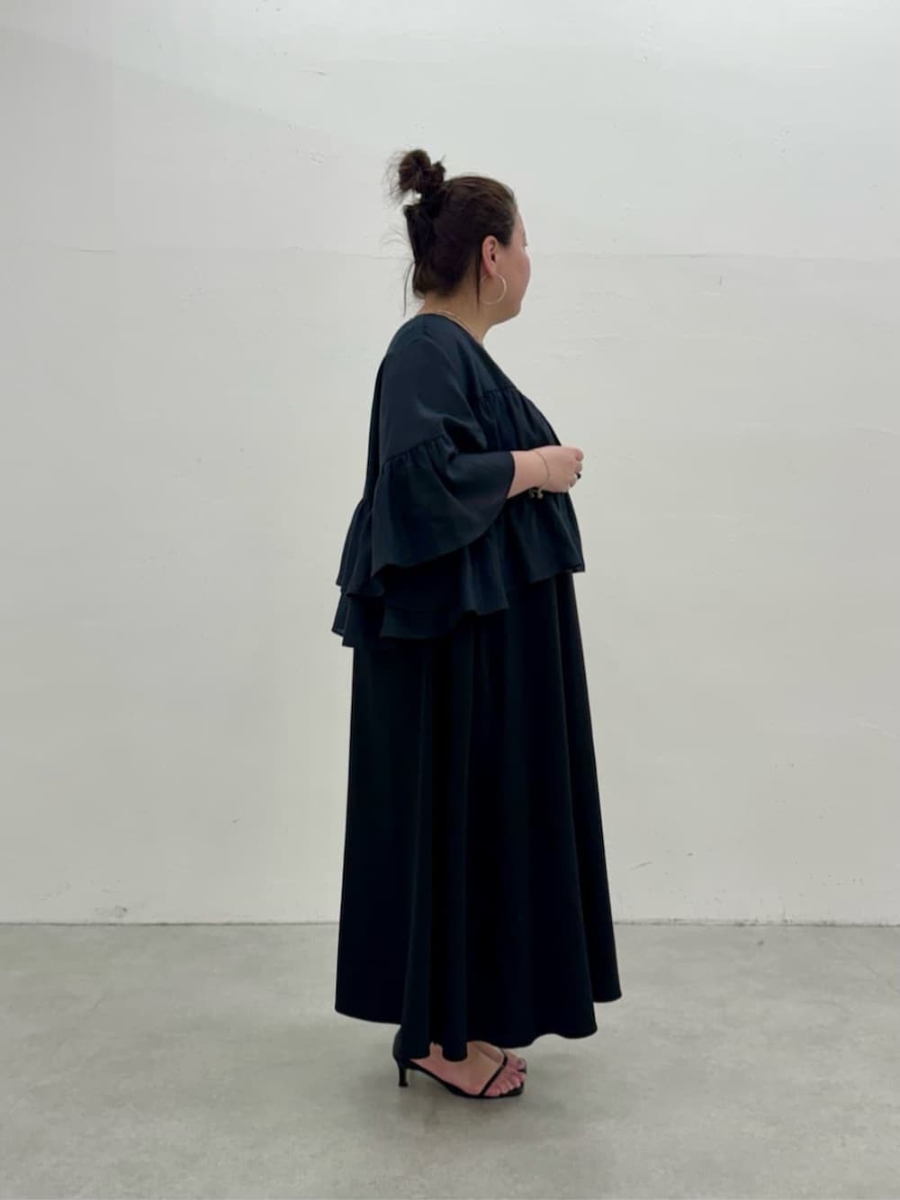 ブラック系のワンピース、ブラック系のその他アウターを着用したレディースの春コーディネートの3枚目の写真