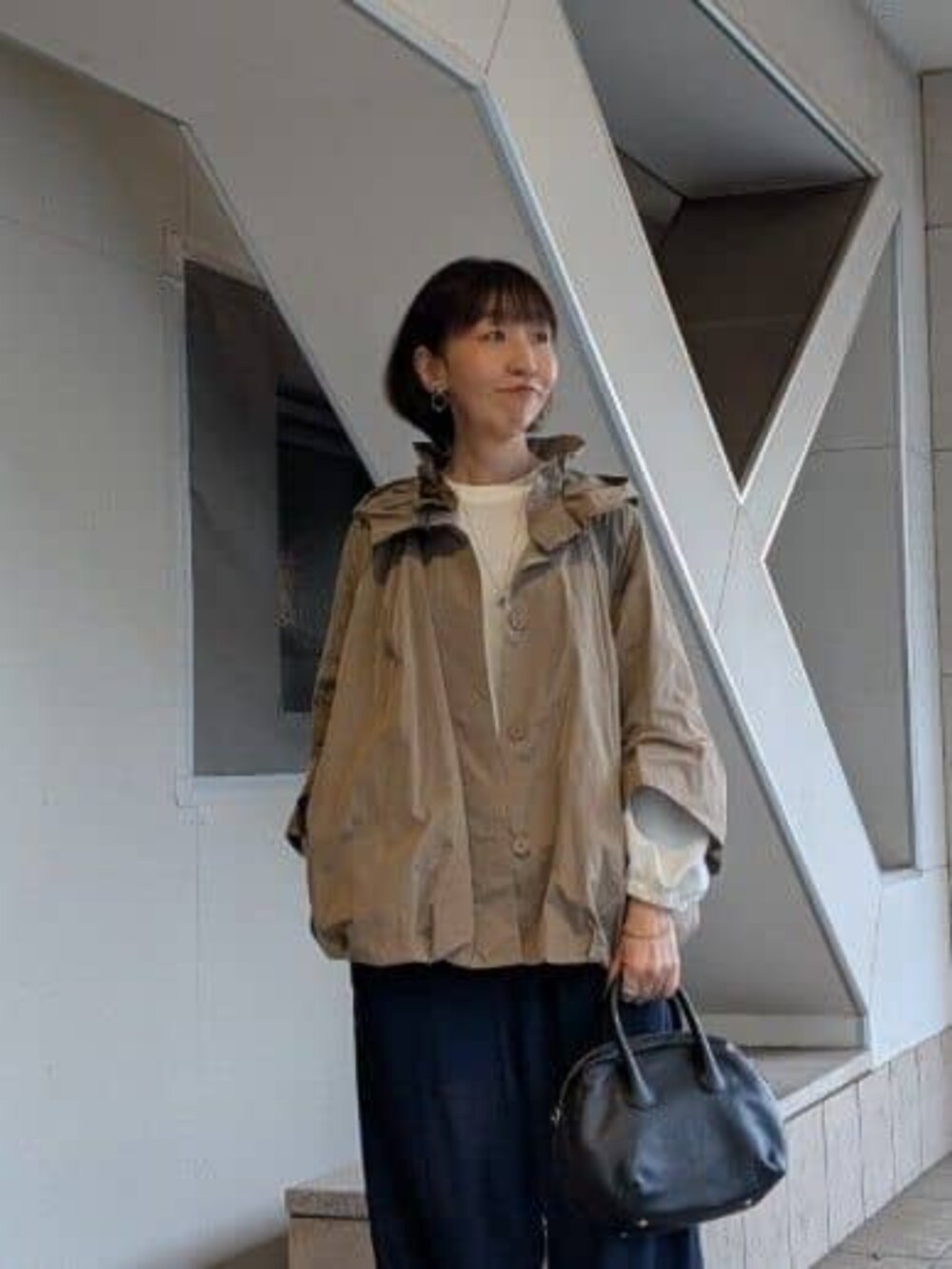 ブルー系のその他パンツ、ブラウン系のブルゾンを着用したレディースの冬コーディネートの5枚目の写真