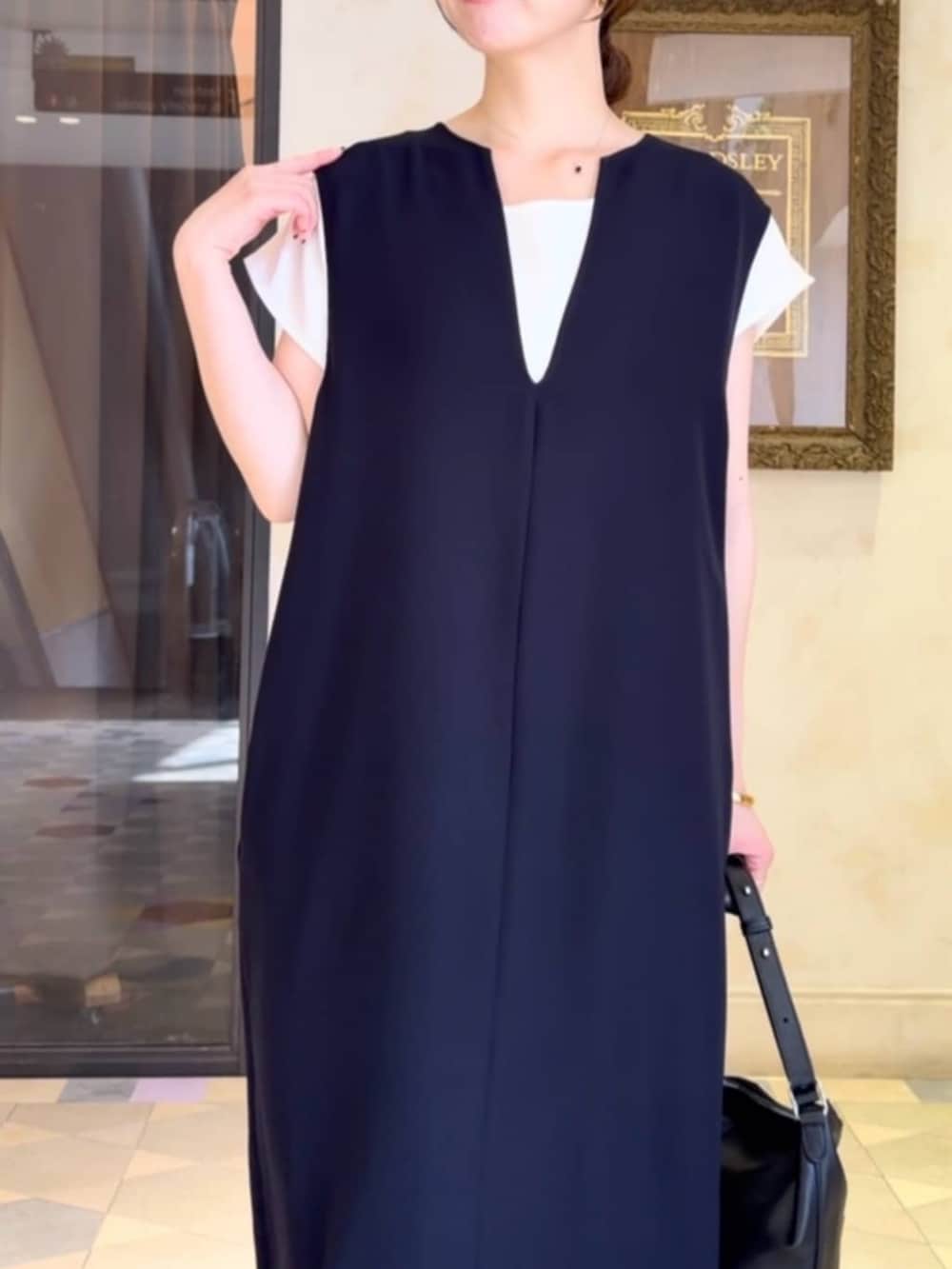 ブルー系のジャンパースカート、グレー系のパンプスを着用したレディースの夏コーディネートの5枚目の写真
