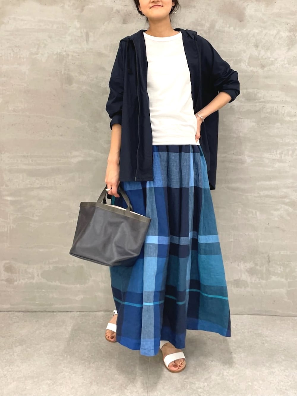 ブルー系のパーカー、ブルー系のスカートを着用したレディースの春コーディネートの2枚目の写真