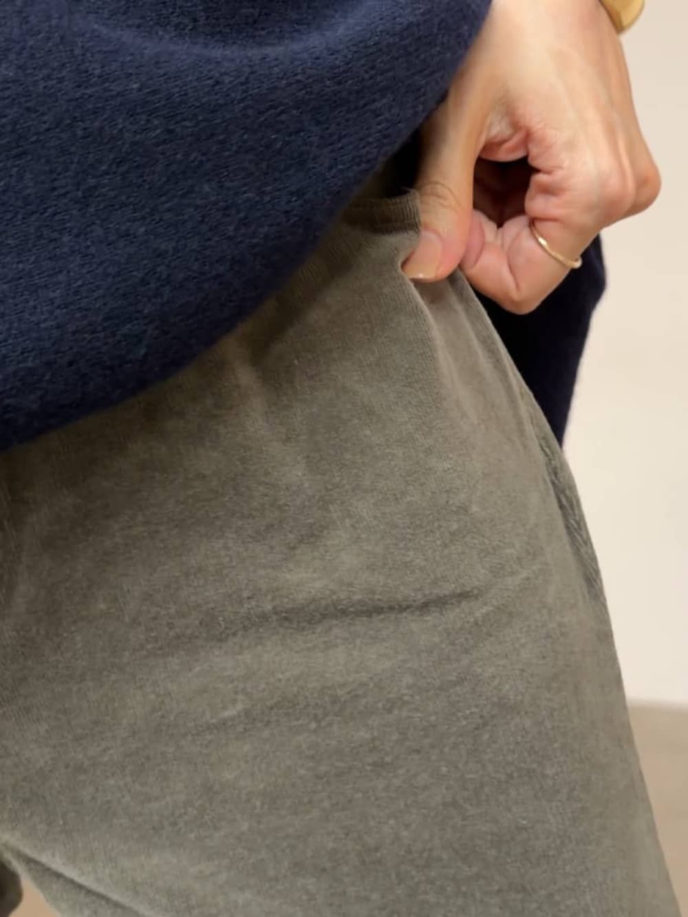 グリーン系のその他パンツ、ホワイト系のシャツ/ブラウス、ブラック系のその他アウターを着用したレディースの秋コーディネートの4枚目の写真