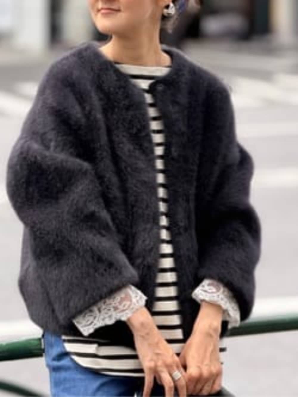 ブルー系のデニムパンツ、ブラック系のその他アウター、ブラック系のボストンバッグを着用したレディースの夏コーディネートの4枚目の写真