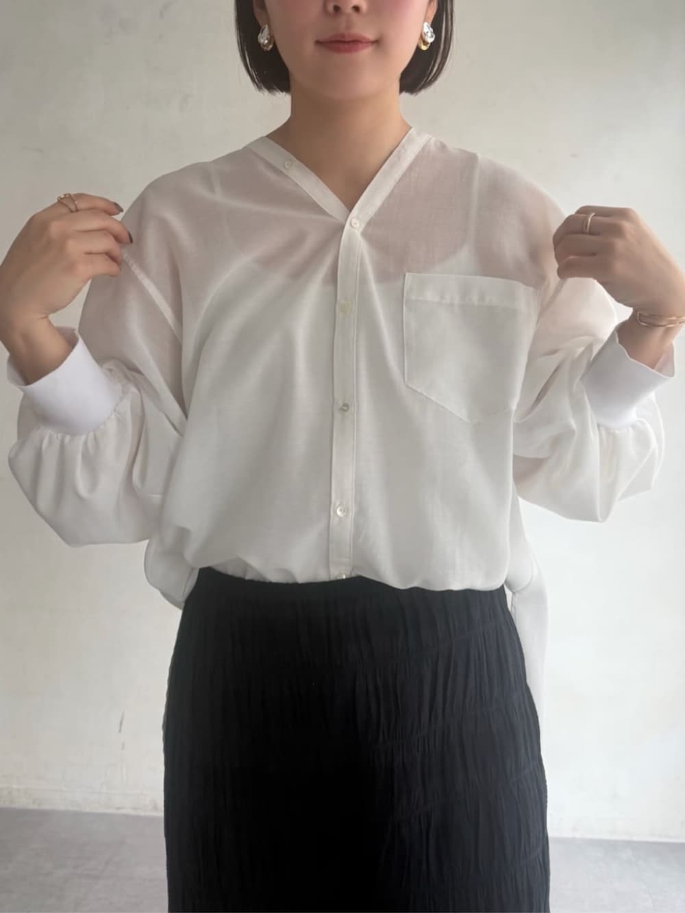 ブラック系のその他パンツ、ブラック系のサンダル、ホワイト系のシャツ/ブラウスを着用したレディースの冬コーディネートの4枚目の写真