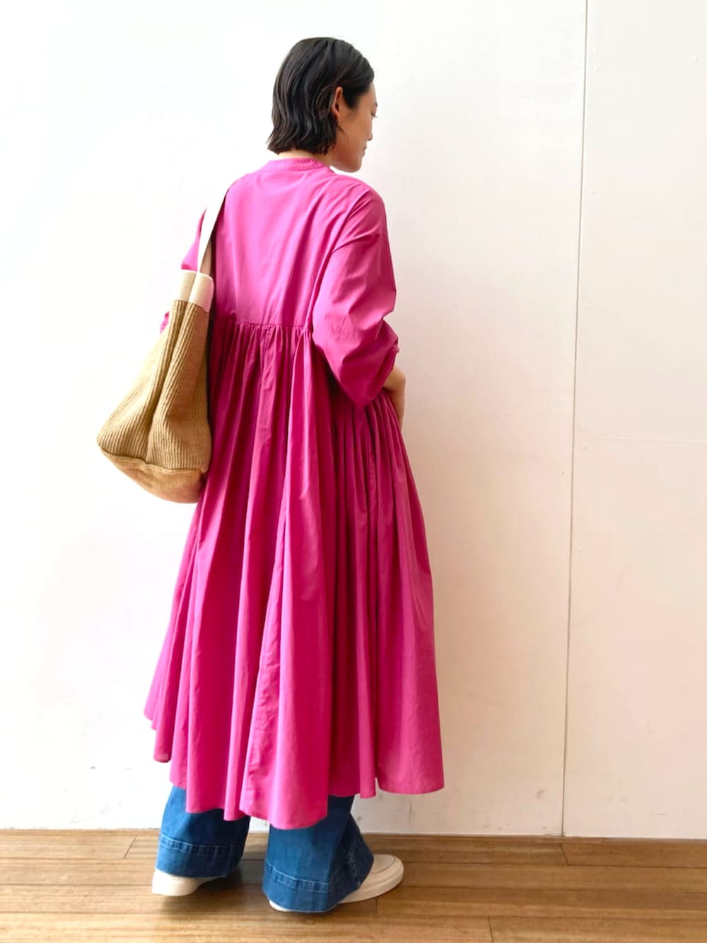 ピンク系のワンピース、ブルー系のその他パンツ、ホワイト系のトートバッグを着用したレディースの冬コーディネートの3枚目の写真