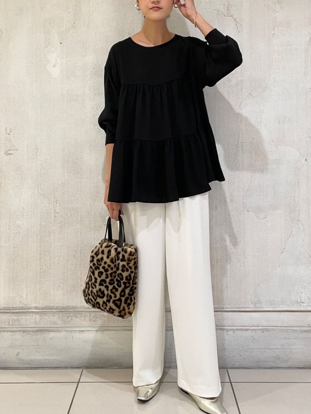 ブラック系のシャツ/ブラウス、グリーン系のトレンチコート、ホワイト系のその他パンツを着用したレディースの秋コーディネートの3枚目の写真