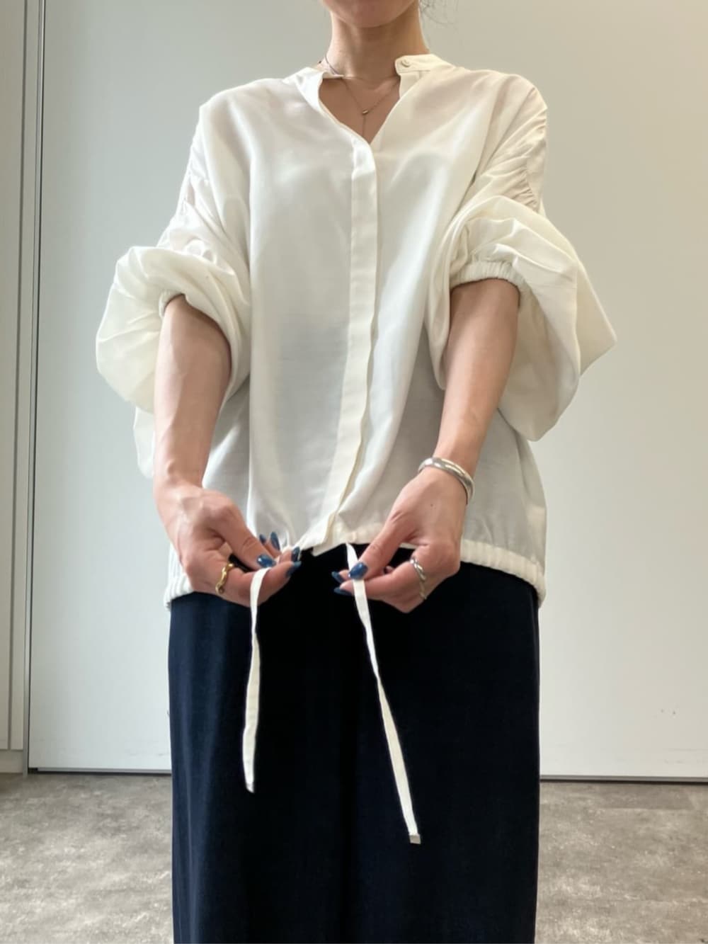 ブルー系のその他パンツ、ホワイト系のシャツ/ブラウスを着用したレディースの夏コーディネートの4枚目の写真