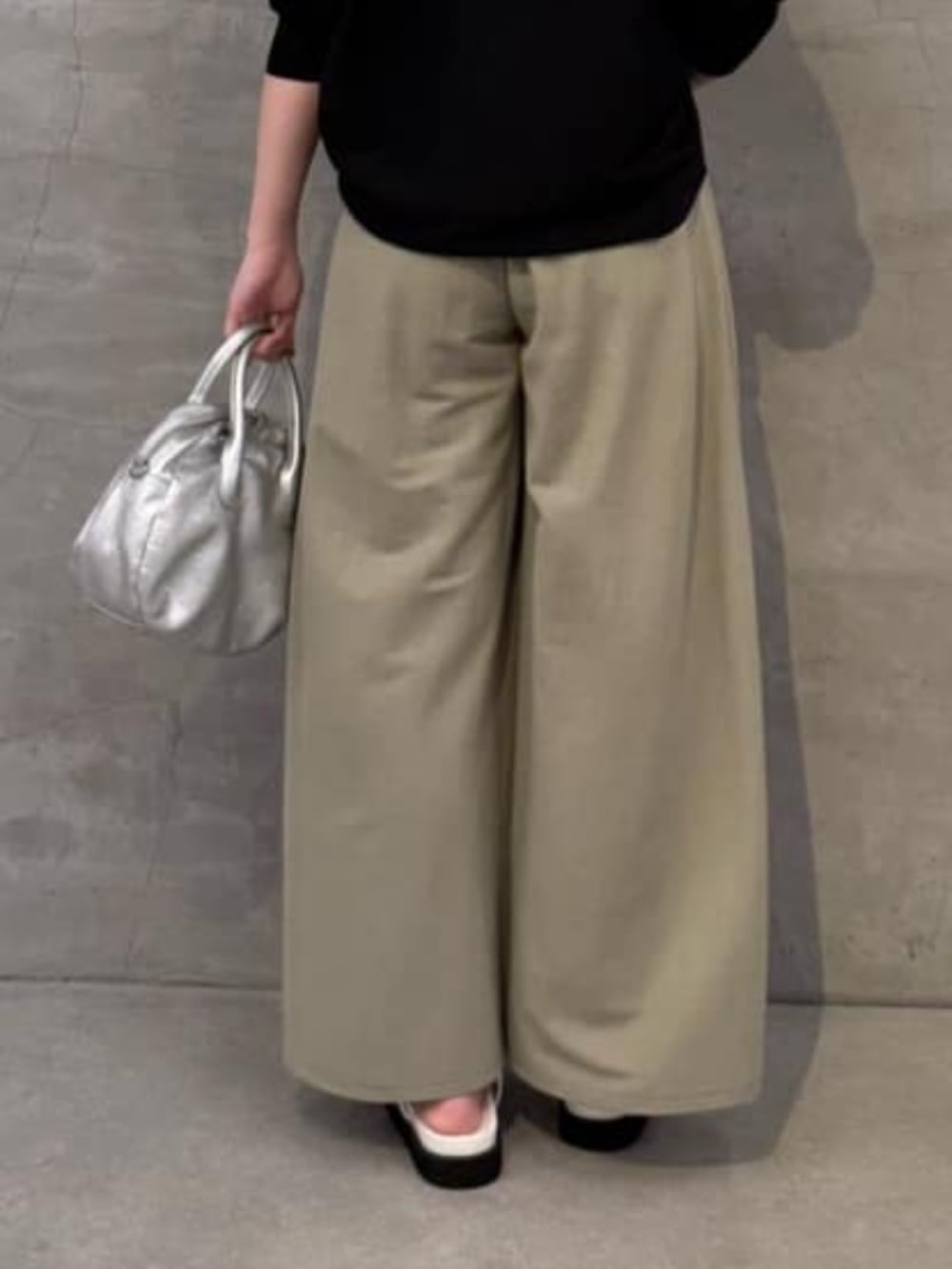 ブラック系のカーディガン/ボレロ、シルバー系のボストンバッグ、グリーン系のその他パンツを着用したレディースの冬コーディネートの8枚目の写真