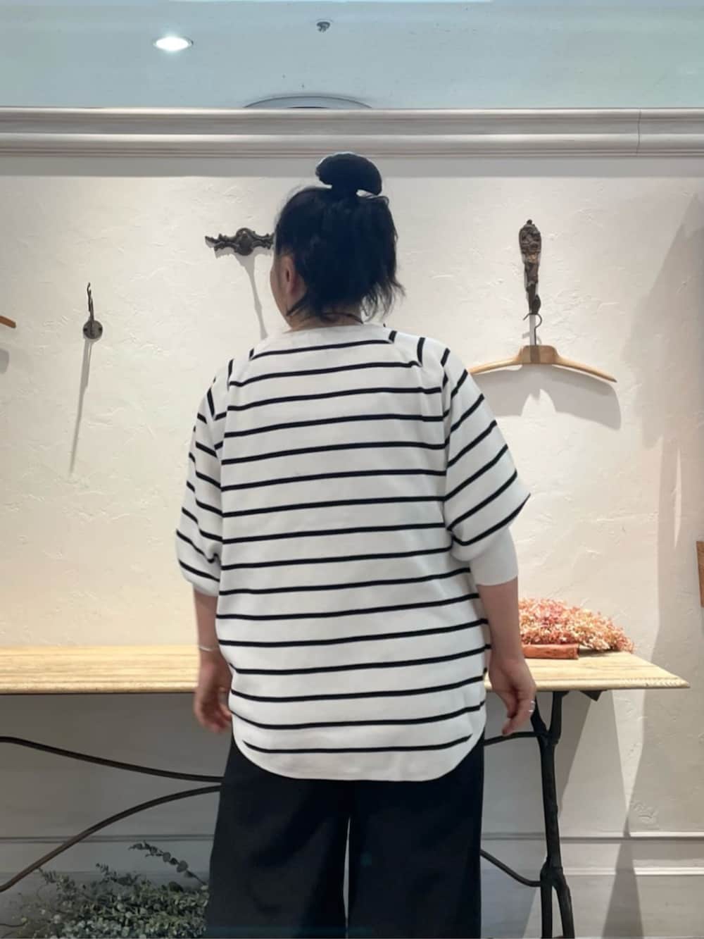 ブラック系のその他パンツ、グレー系のショルダーバッグ、ホワイト系のニット/セーターを着用したレディースの冬コーディネートの7枚目の写真