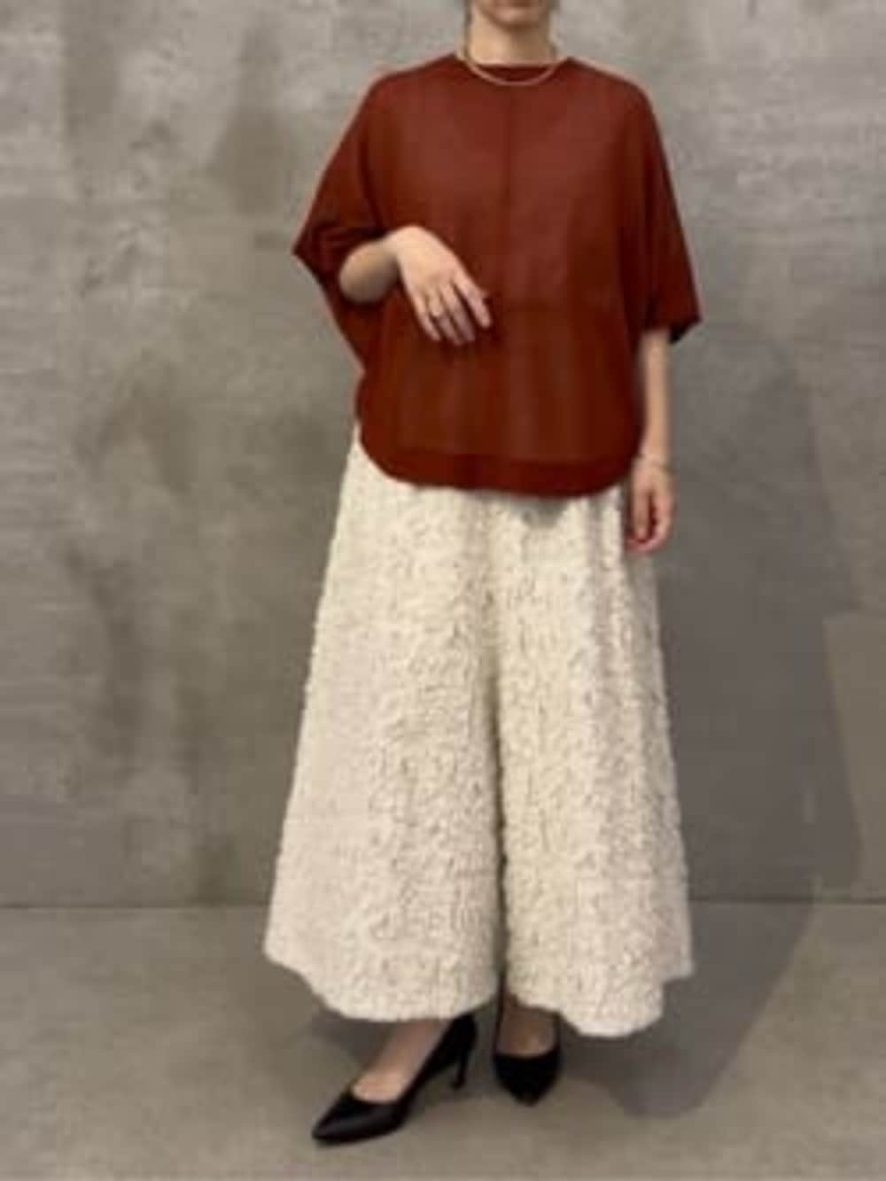 ホワイト系のその他パンツ、レッド系のニット/セーターを着用したレディースの夏コーディネートの6枚目の写真