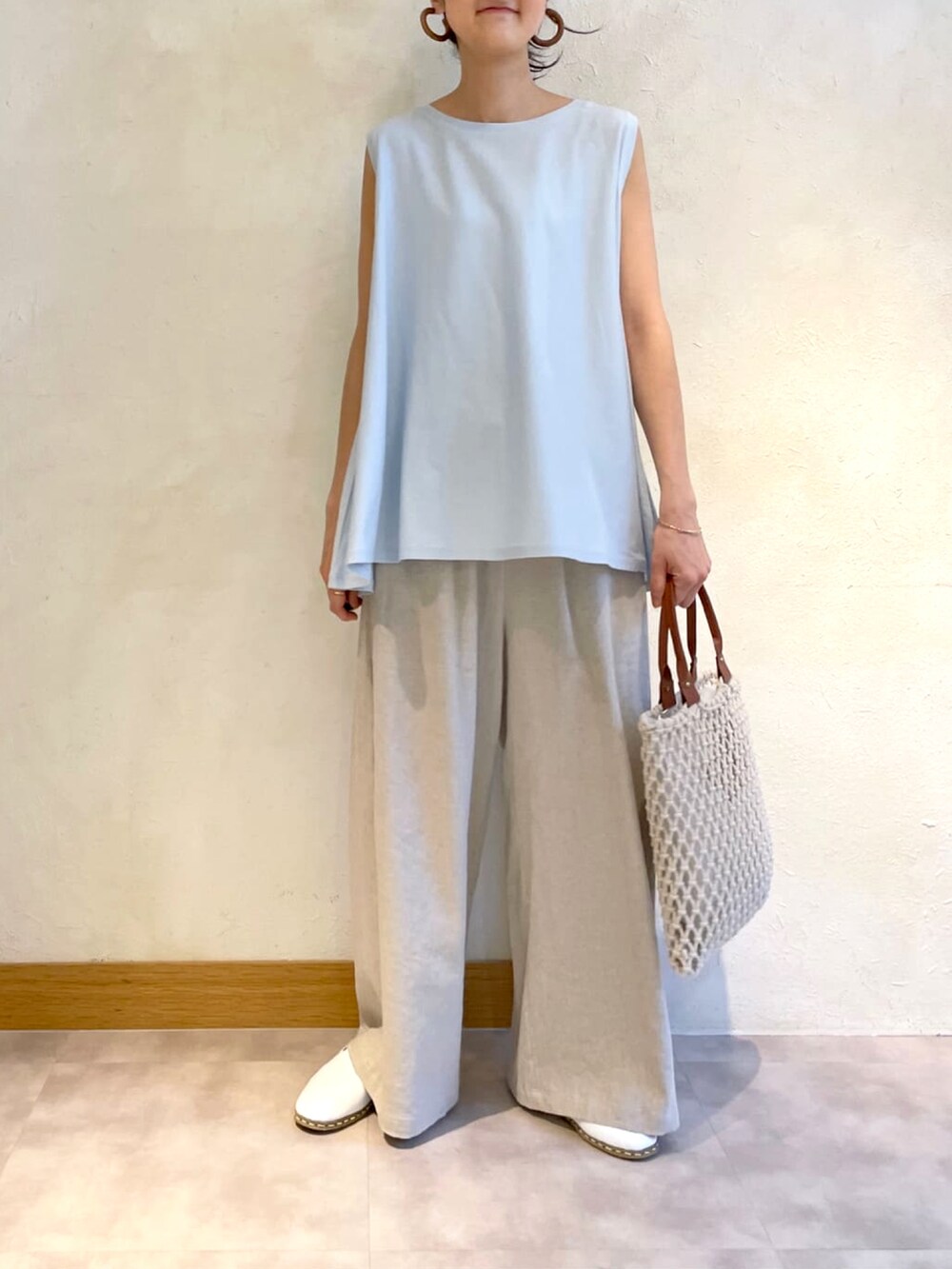 ブルー系のTシャツ/カットソー、ベージュ系のその他パンツ、ベージュ系のトートバッグを着用したレディースの春コーディネートの3枚目の写真