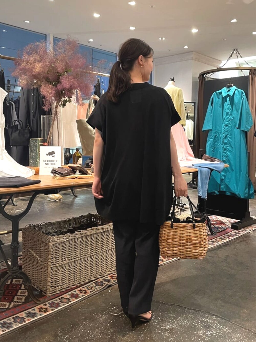 ブラック系のカーディガン/ボレロ、ブラック系のその他パンツ、グレー系のシャツ/ブラウスを着用したレディースの夏コーディネートの3枚目の写真