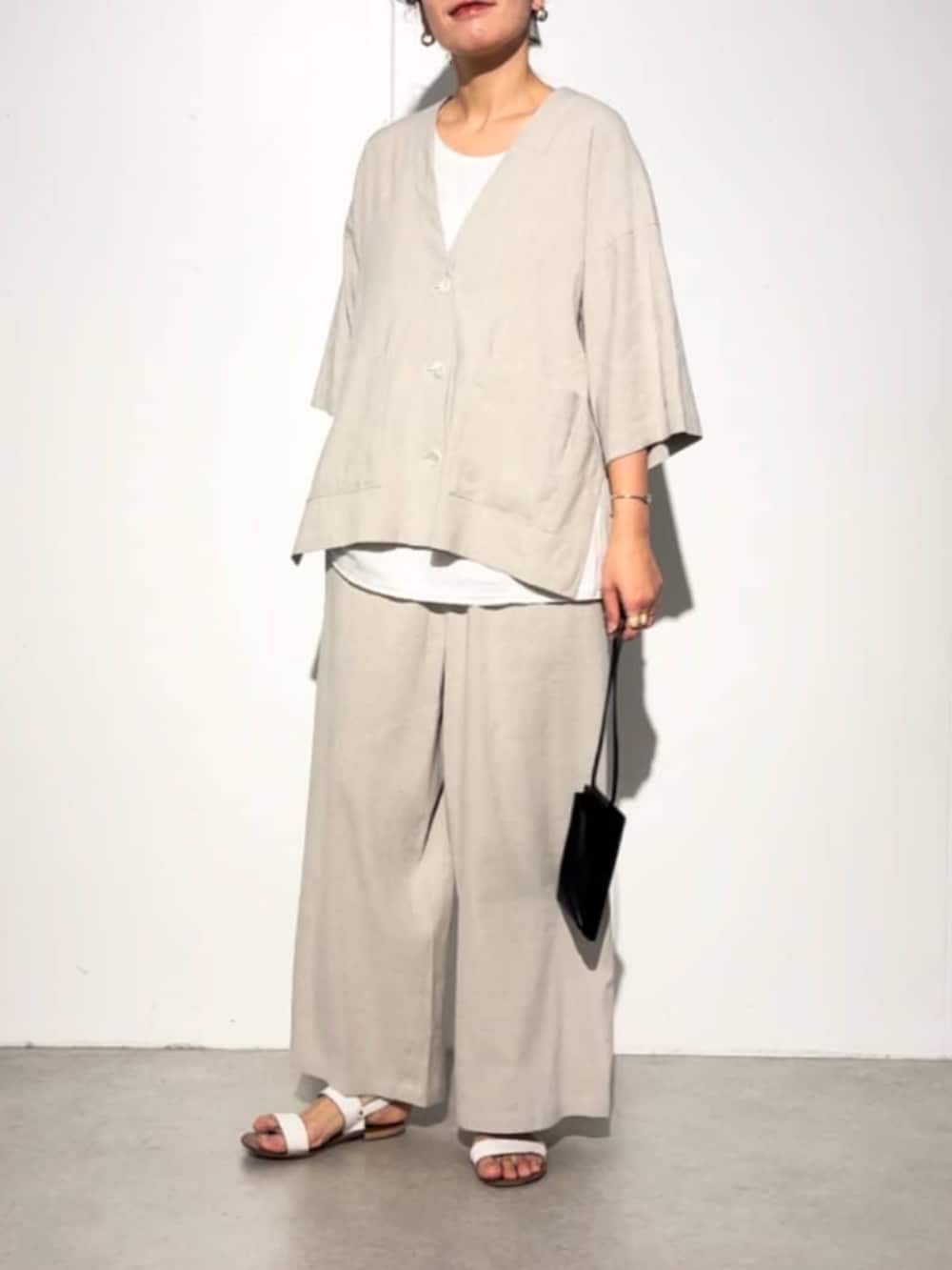 ブラック系のショルダーバッグ、ベージュ系のその他パンツ、ベージュ系のその他アウターを着用したレディースの春コーディネートの3枚目の写真