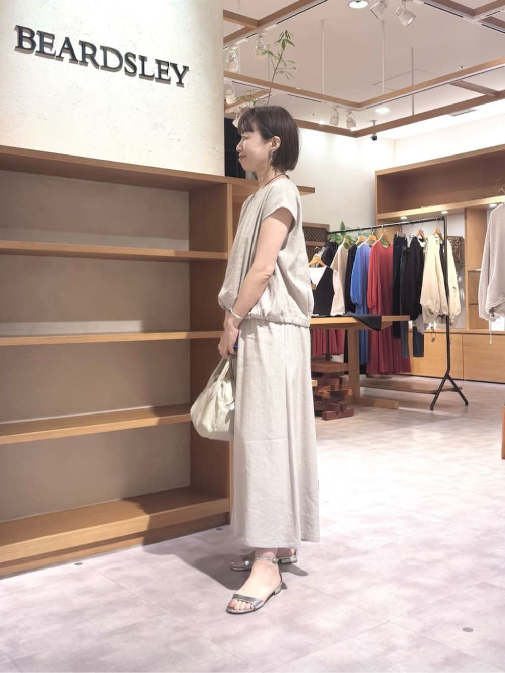 グレー系のボストンバッグ、グレー系のその他パンツ、グレー系のシャツ/ブラウスを着用したレディースの春コーディネートの5枚目の写真