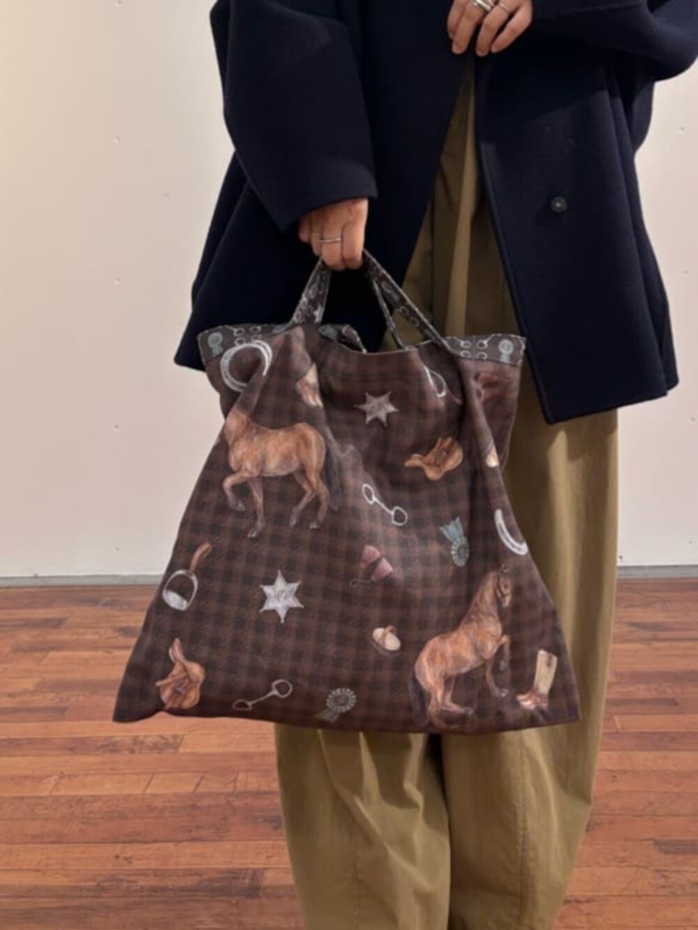 イエロー系のその他パンツ、ブラック系のニット/セーター、ブラック系のブーツを着用したレディースの秋コーディネートの6枚目の写真