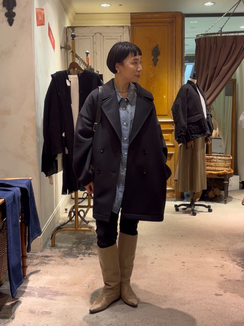 ブルー系のシャツ/ブラウス、ブラック系のその他パンツ、ブラック系のピーコートを着用したレディースの冬コーディネートの5枚目の写真