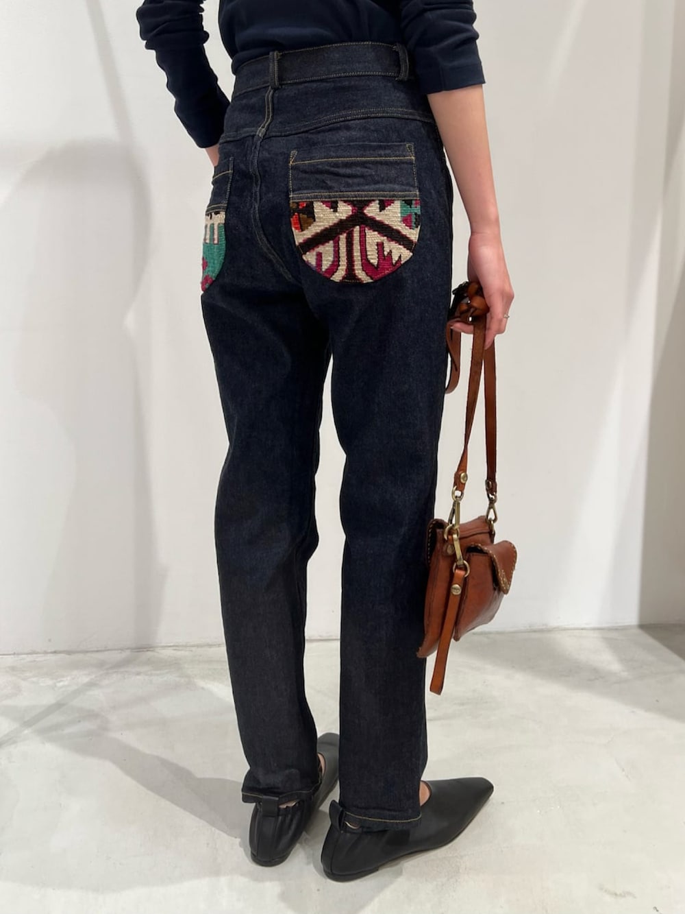 ブラウン系のその他アウター、ブラック系のTシャツ/カットソー、ブルー系のその他パンツを着用したレディースの冬コーディネートの3枚目の写真