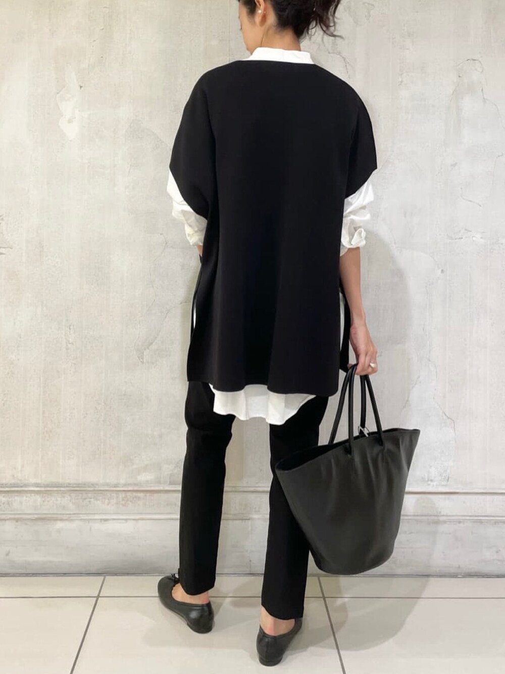 ホワイト系のシャツ/ブラウス、ブラック系のニット/セーター、ブラック系のその他パンツを着用したレディースの秋コーディネートの3枚目の写真