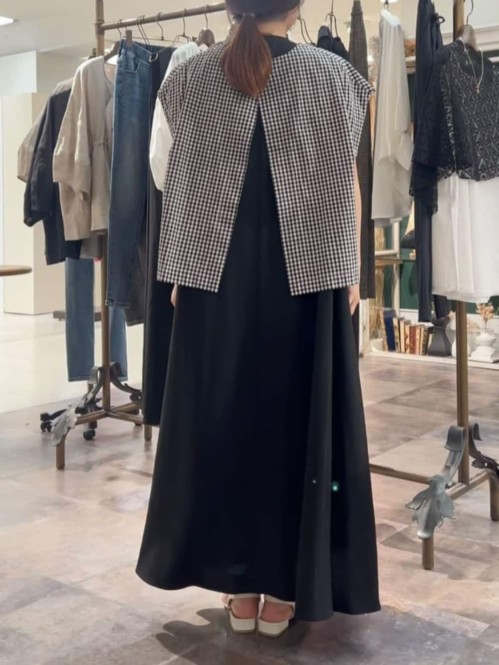 ブラック系のワンピースを着用したレディースの春コーディネートの5枚目の写真