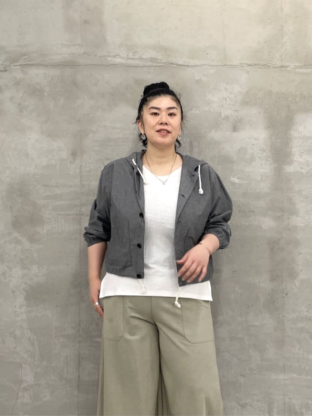 ブラック系のボストンバッグ、グリーン系のその他パンツ、グレー系のシャツ/ブラウスを着用したレディースの冬コーディネートの5枚目の写真