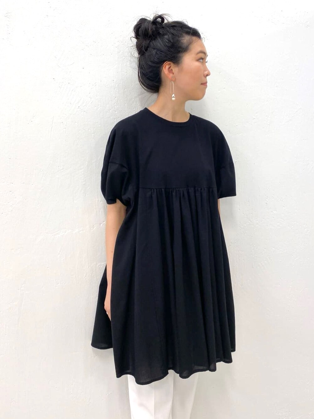 ブラック系のシャツ/ブラウス、ホワイト系のその他パンツ、ホワイト系のその他シューズを着用したレディースの春コーディネートの3枚目の写真