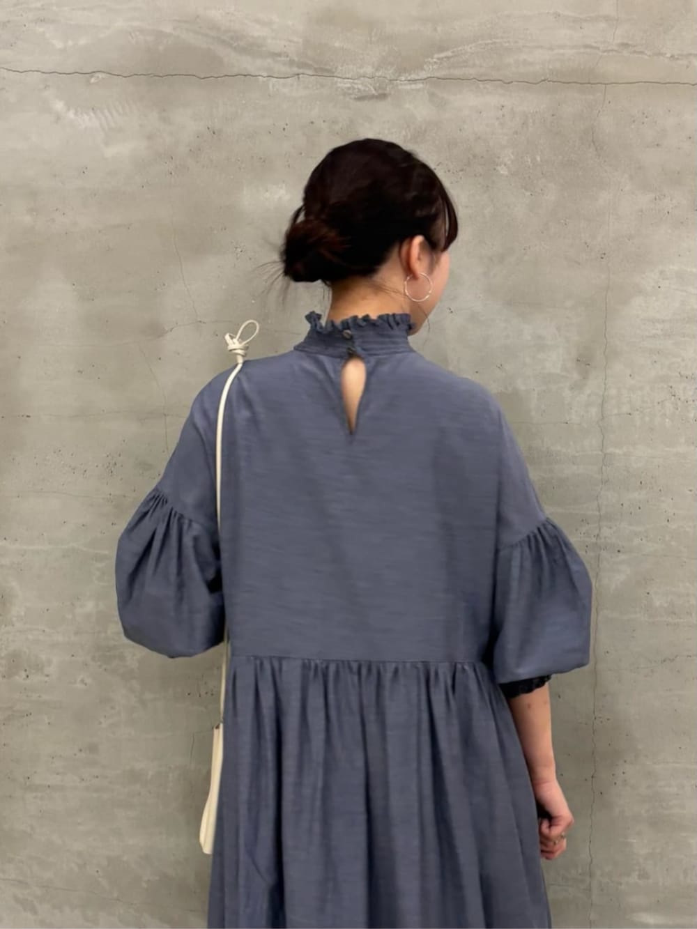 グレー系のワンピースを着用したレディースの冬コーディネートの7枚目の写真