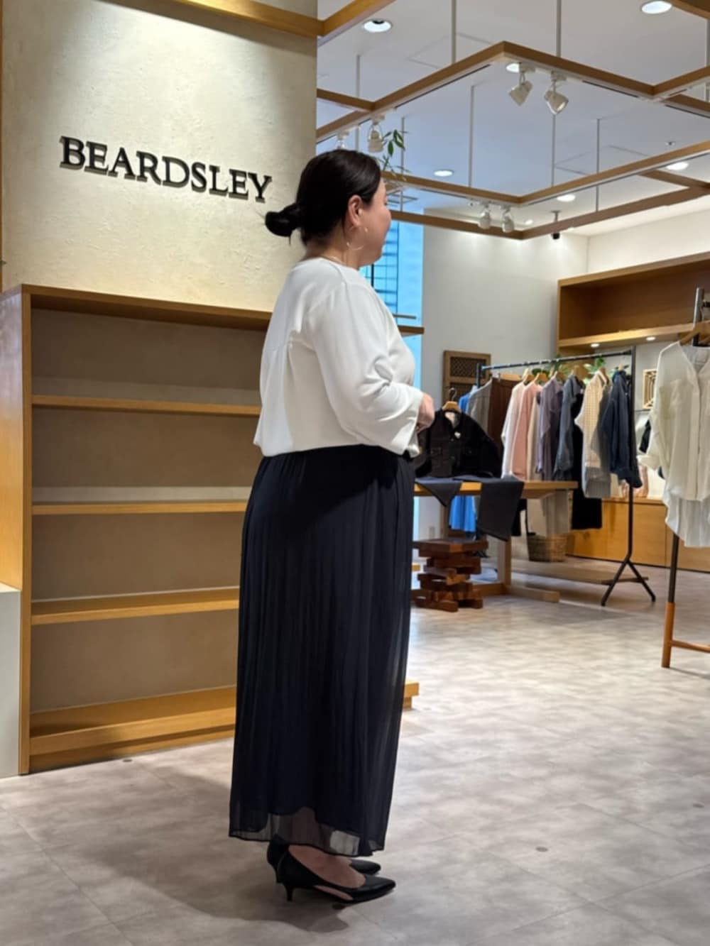 ブラック系のハンドバッグ、ホワイト系のシャツ/ブラウス、ブラック系のその他パンツを着用したレディースの春コーディネートの4枚目の写真