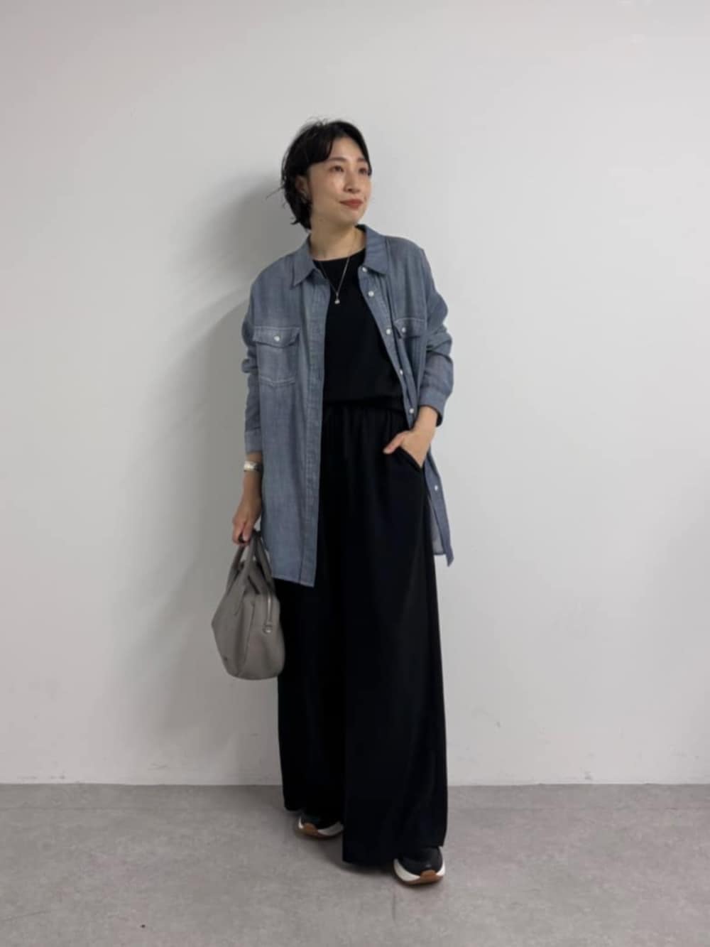 ブルー系のシャツ/ブラウス、ブラック系のシャツ/ブラウス、ブラック系のその他パンツを着用したレディースの春コーディネートの2枚目の写真