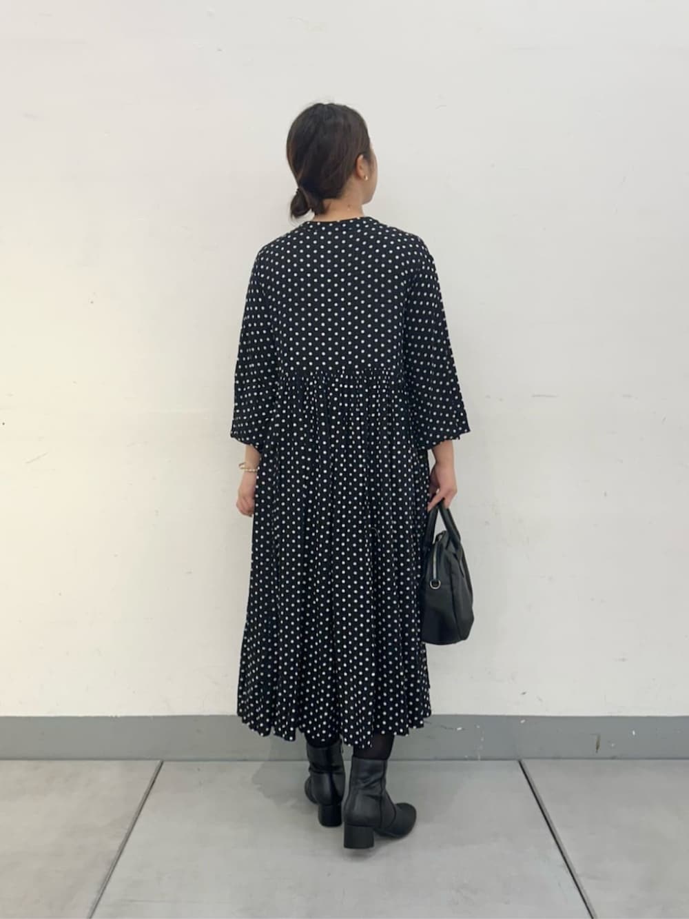 ベージュ系のその他アウター、ブラック系のワンピースを着用したレディースの冬コーディネートの8枚目の写真