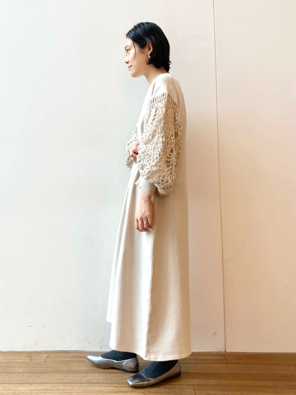 ホワイト系のワンピースを着用したレディースの冬コーディネートの3枚目の写真