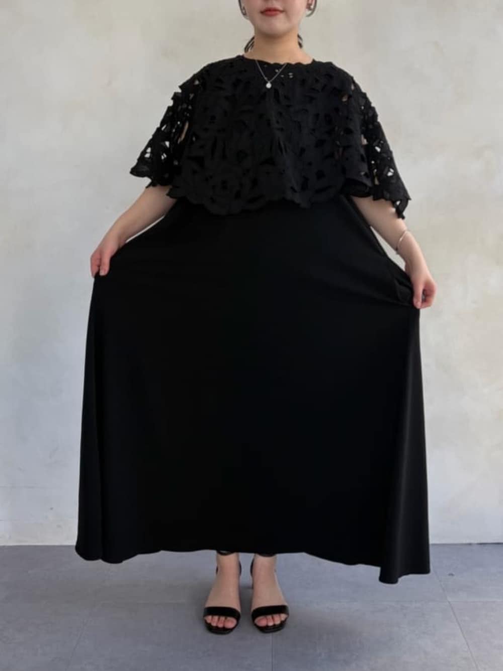 グレー系のハンドバッグ、ブラック系のワンピース、ブラック系のシャツ/ブラウスを着用したレディースの春コーディネートの6枚目の写真