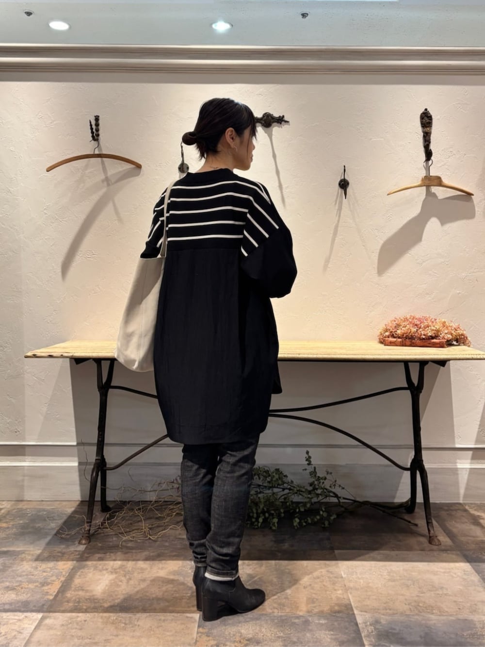 ブラック系のデニムパンツ、ブラック系のニット/セーターを着用したレディースの冬コーディネートの3枚目の写真