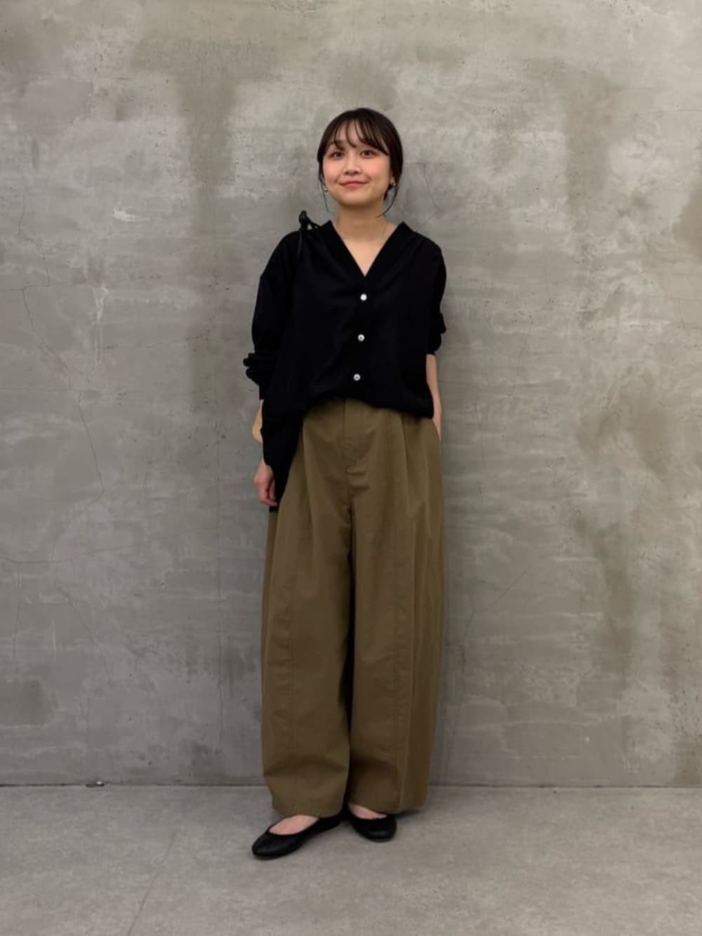 ブラック系のシャツ/ブラウスを着用したレディースの冬コーディネートの2枚目の写真