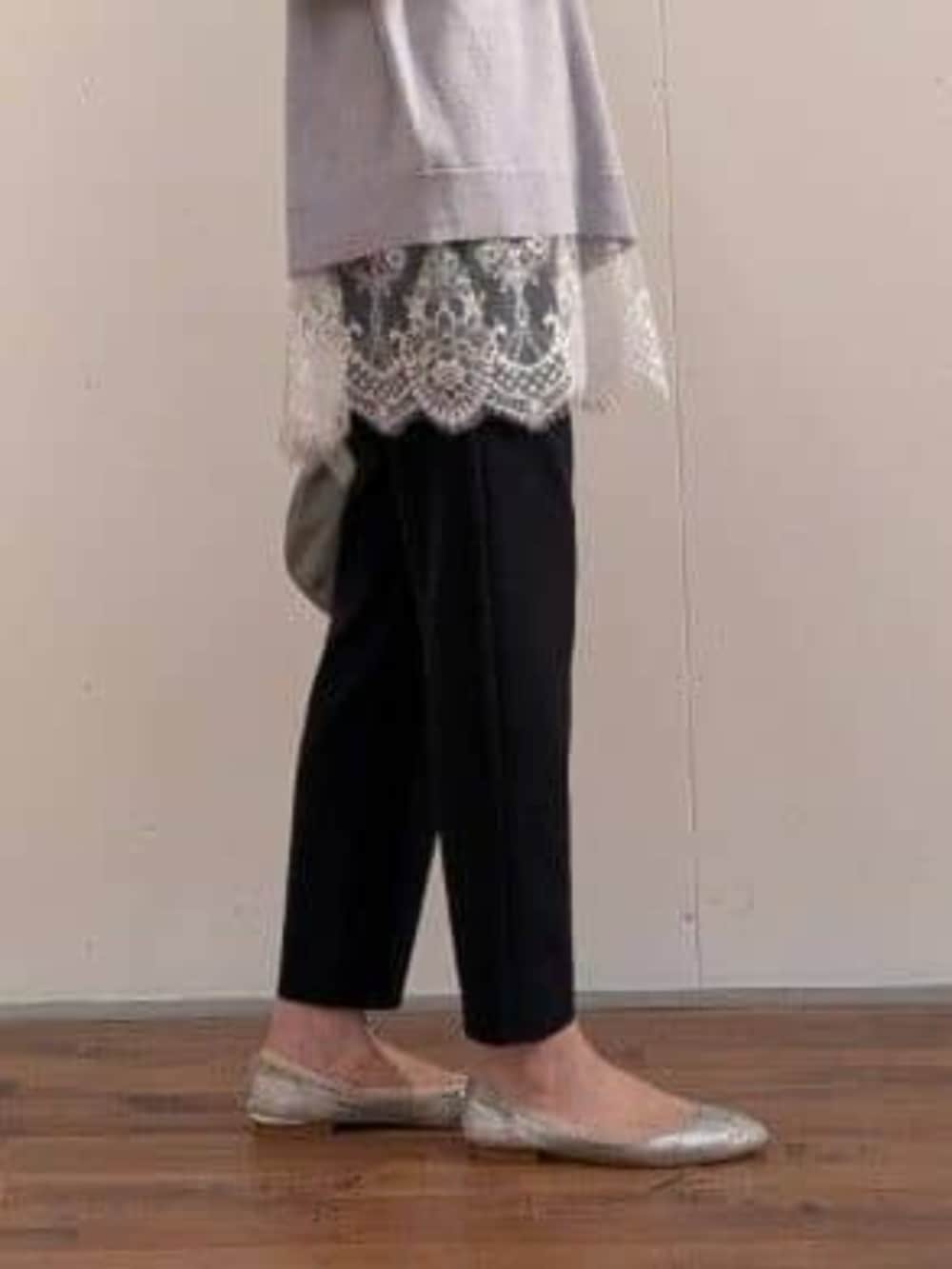 ブラック系のその他パンツ、グレー系のトートバッグ、グレー系のニット/セーターを着用したレディースの秋コーディネートの5枚目の写真