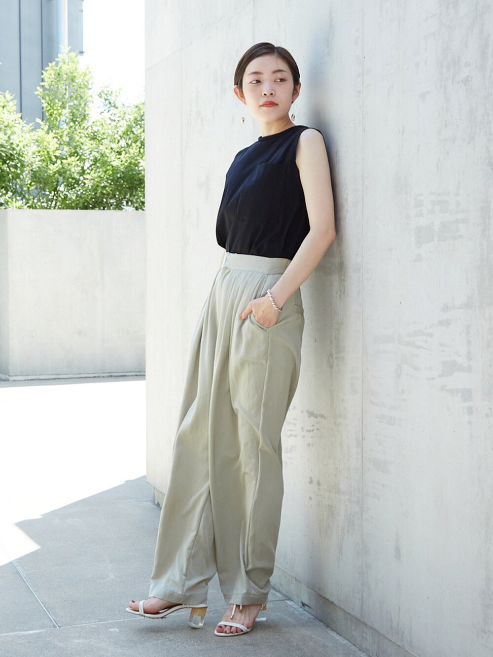 ブラック系のTシャツ/カットソー、グリーン系のその他パンツを着用したレディースの夏コーディネートの2枚目の写真