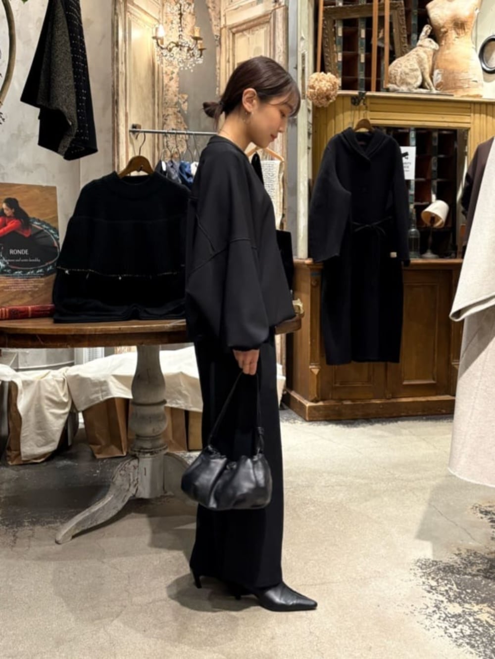 ブラック系のその他パンツ、ブラック系のシャツ/ブラウスを着用したレディースの冬コーディネートの3枚目の写真