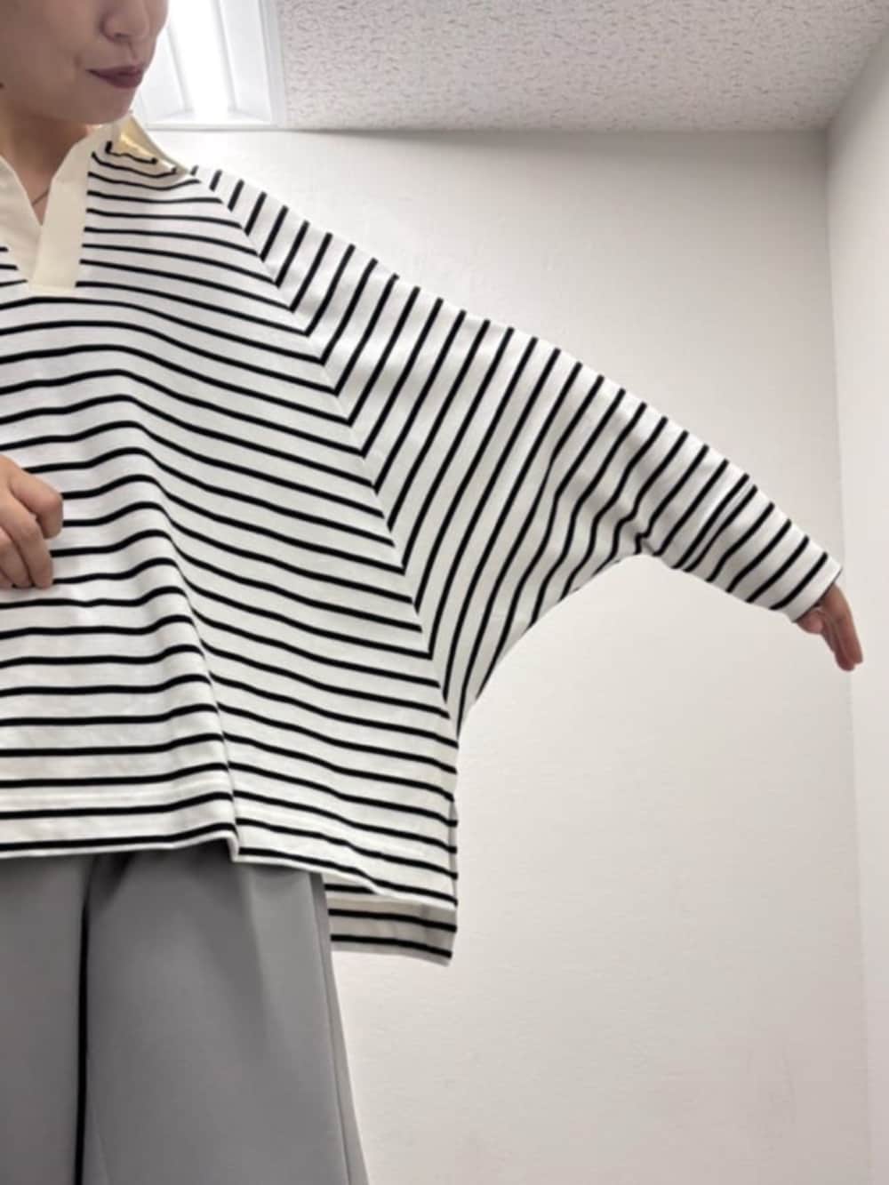 イエロー系のその他アウター、ブラック系のローファー、ブルー系のデニムパンツを着用したレディースの秋コーディネートの7枚目の写真