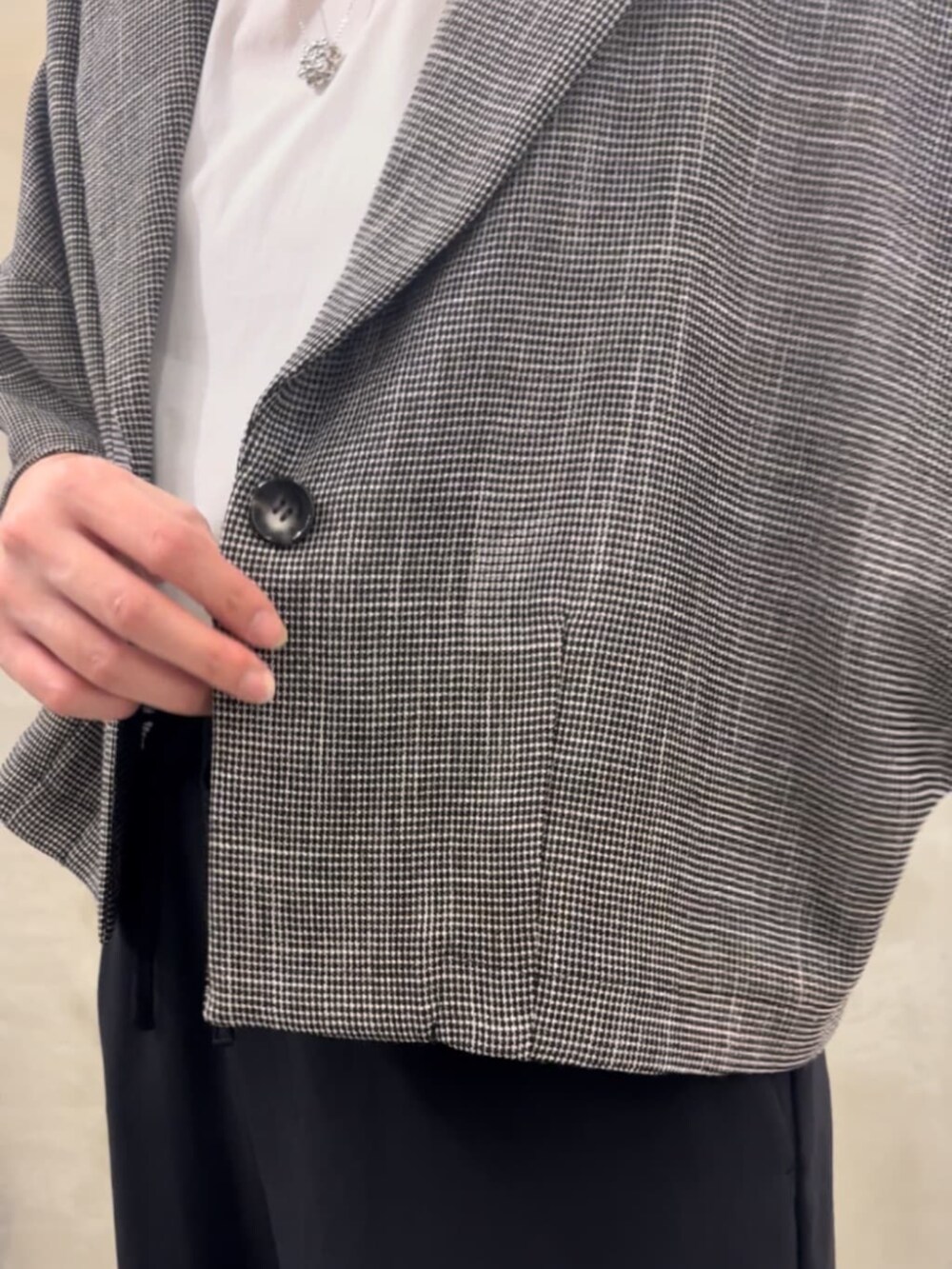 ホワイト系のタンクトップ、ベージュ系のテーラードジャケットを着用したレディースの春コーディネートの9枚目の写真