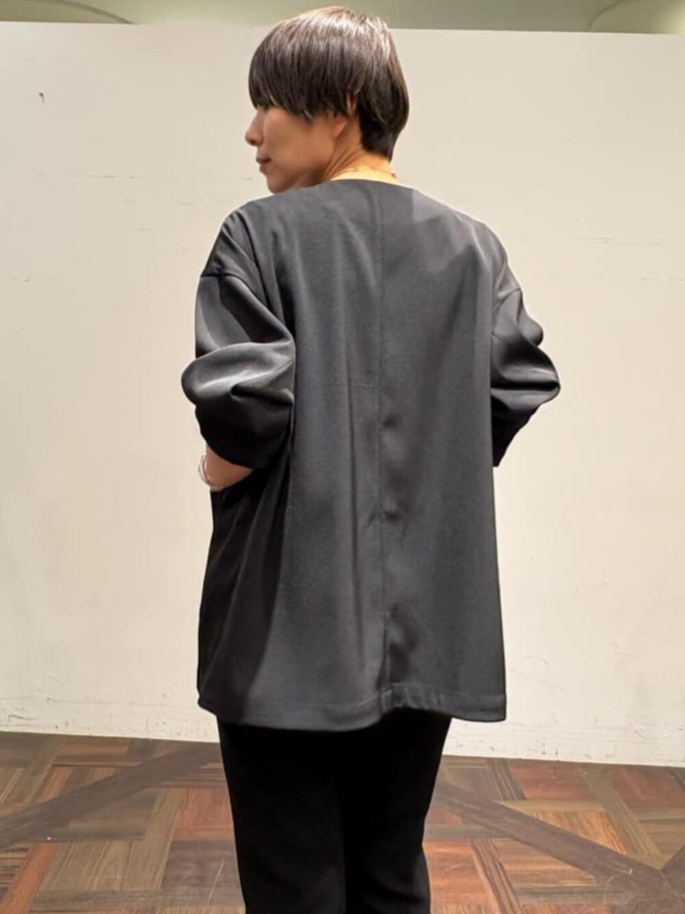 ブラック系のトートバッグ、ホワイト系のシャツ/ブラウス、ブラック系のその他アウターを着用したレディースの春コーディネートの5枚目の写真