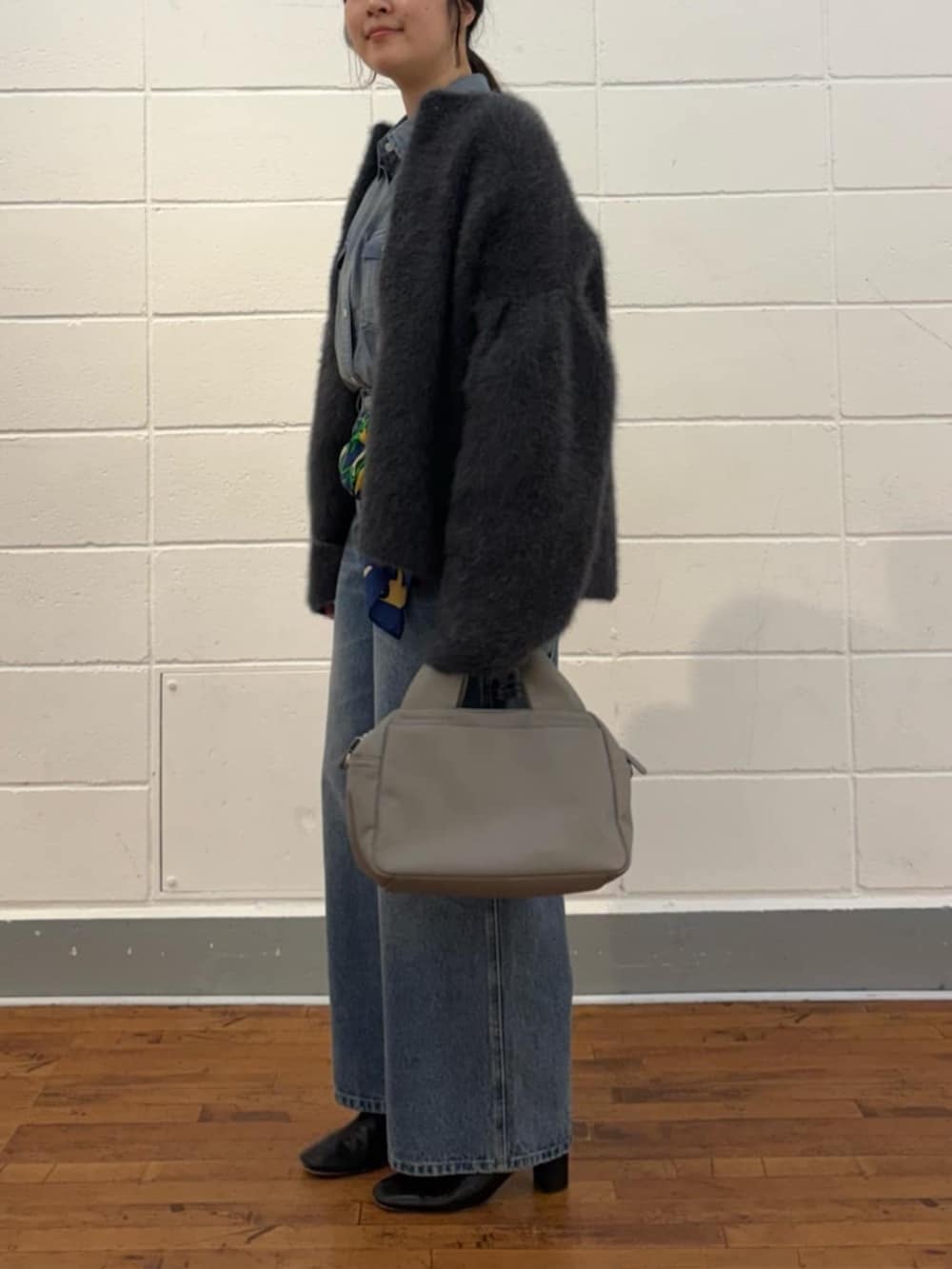 ブルー系のシャツ/ブラウス、ブルー系のその他パンツ、グレー系のその他アウターを着用したレディースの夏コーディネートの2枚目の写真