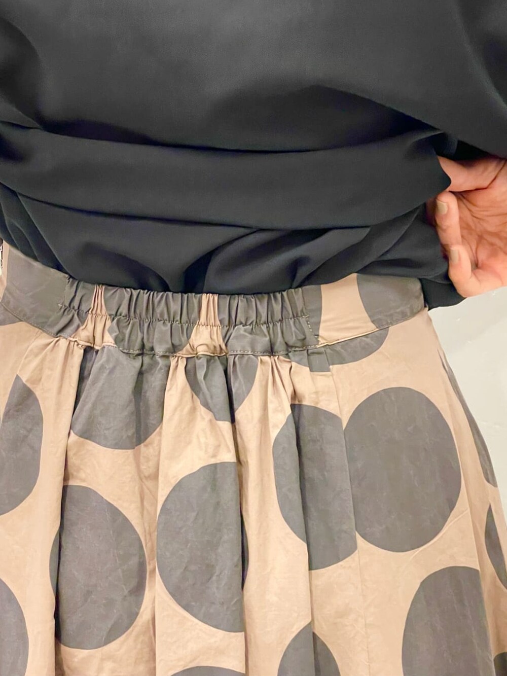 イエロー系のスカートを着用したレディースの夏コーディネートの4枚目の写真