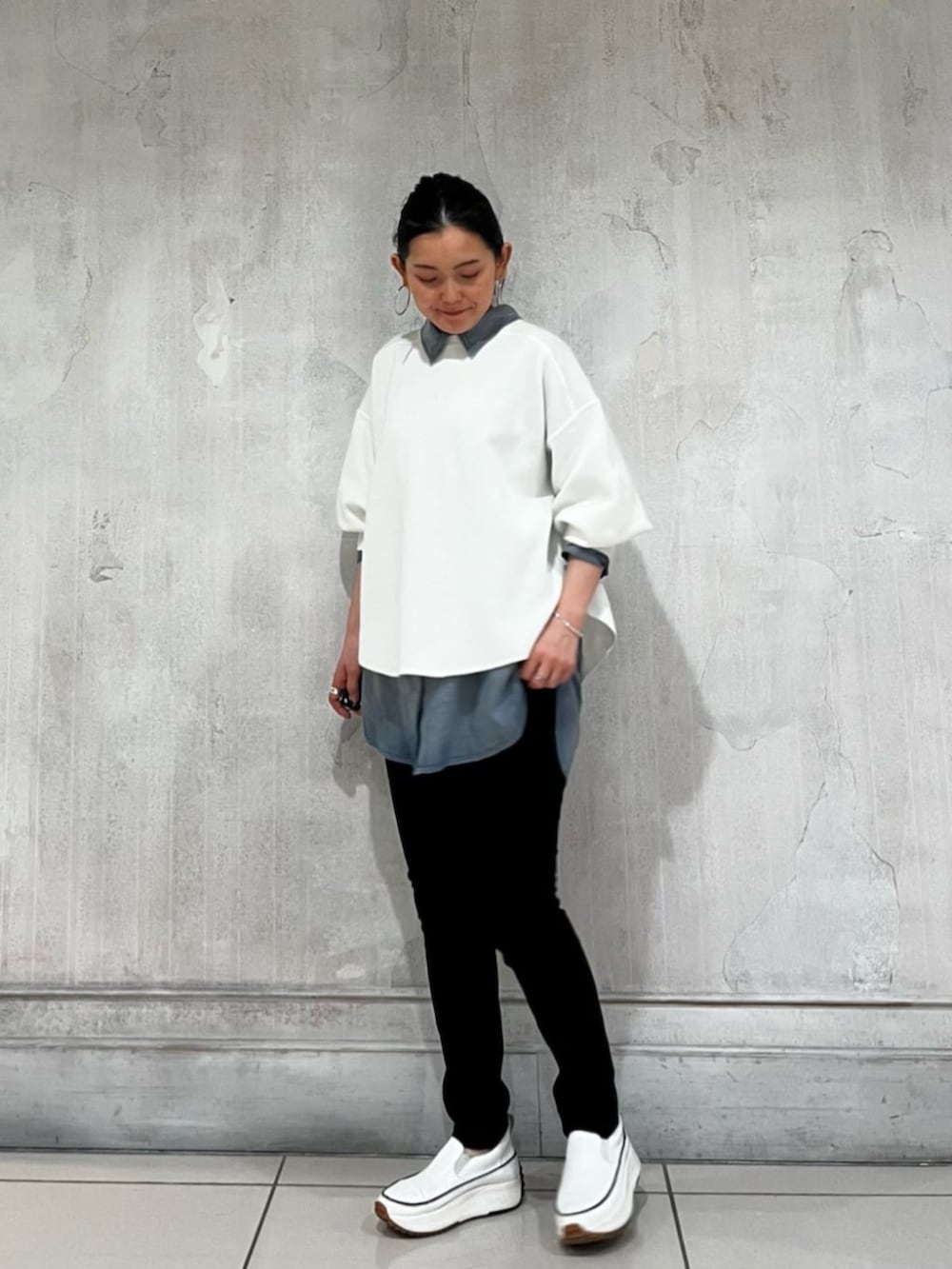 ブルー系のシャツ/ブラウス、ブルー系のデニムパンツ、ホワイト系のTシャツ/カットソーを着用したレディースの春コーディネートの6枚目の写真