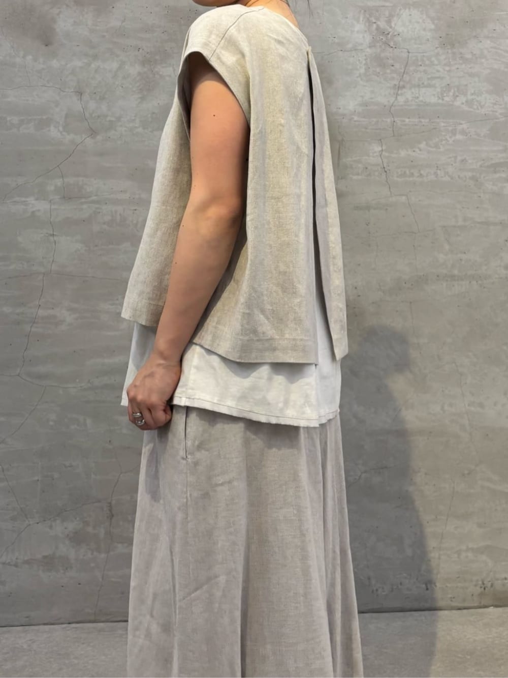 ブラック系のボストンバッグ、ホワイト系のサンダル、ホワイト系のシャツ/ブラウスを着用したレディースの春コーディネートの6枚目の写真