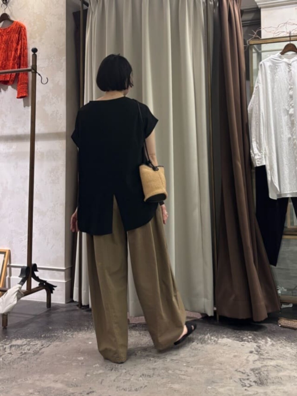 ブラック系のシャツ/ブラウス、イエロー系のその他パンツを着用したレディースの春コーディネートの7枚目の写真