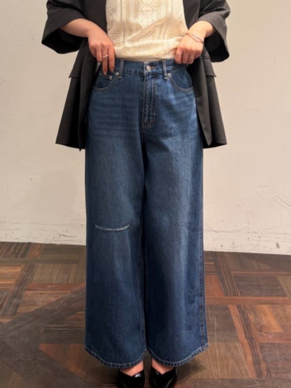 ホワイト系のシャツ/ブラウス、ブルー系のその他パンツ、グレー系のテーラードジャケットを着用したレディースの春コーディネートの8枚目の写真