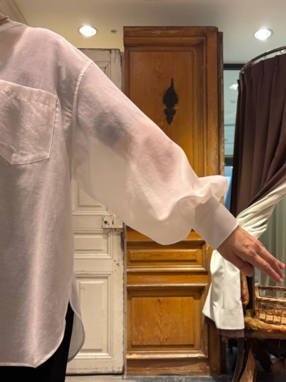 ブルー系のデニムパンツ、ホワイト系のシャツ/ブラウスを着用したレディースの冬コーディネートの7枚目の写真